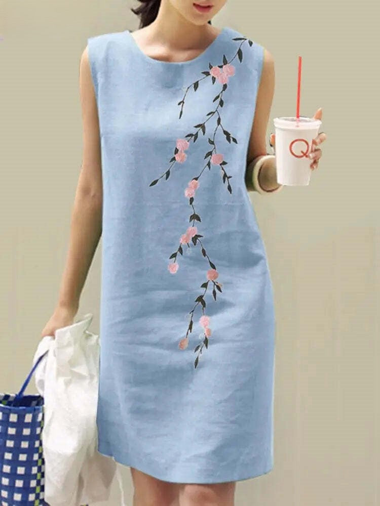 Abito estivo donna azzurro senza maniche con stampa floreale rosa, stile casual, tessuto leggero. Perfetto per giornate calde e look eleganti.
