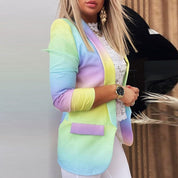 Giacca donna multicolore arcobaleno, maniche lunghe, indossata su camicia bianca in pizzo. Moda femminile elegante, abbigliamento casual chic.
