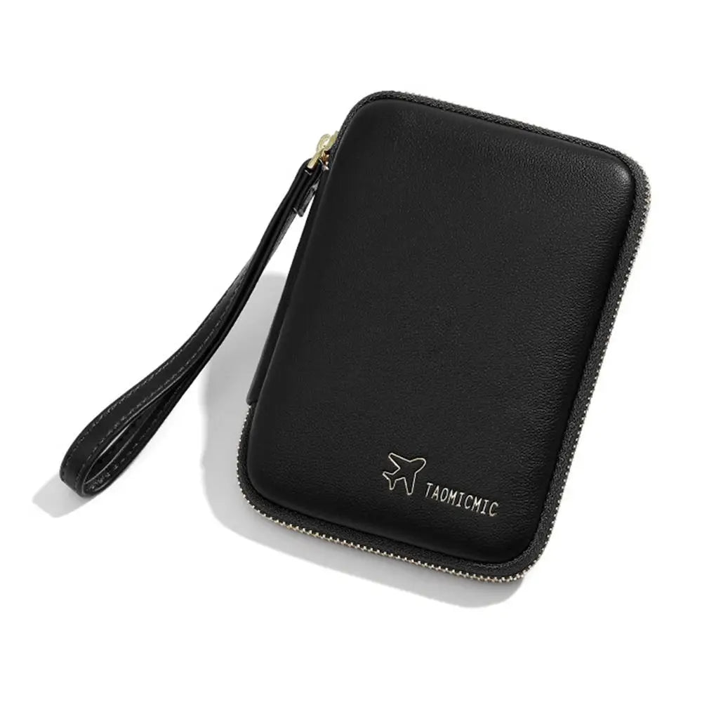 Custodia portafoglio da viaggio in pelle nera con cerniera, cinturino da polso e logo aereo. Accessorio elegante e funzionale per documenti e carte.