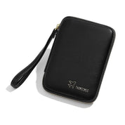 Custodia portafoglio da viaggio in pelle nera con cerniera, cinturino da polso e logo aereo. Accessorio elegante e funzionale per documenti e carte.