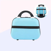 Valigia rigida azzurra con manico nero, design compatto e resistente, ideale per viaggi. Include supporto per trolley. Perfetta per bagaglio a mano.