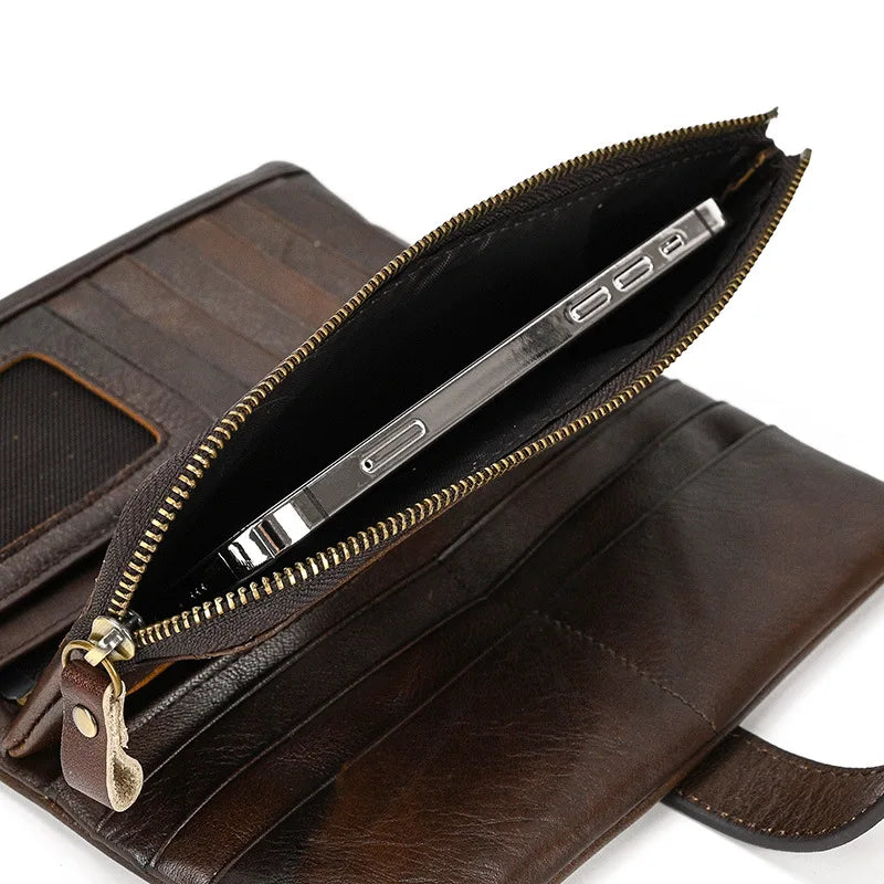 Portafoglio in pelle marrone con cerniera aperta, mostra scomparti per carte e smartphone. Accessorio elegante e funzionale per uomo.