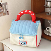 Borsa termica portapranzo in tessuto trapuntato blu e bianco con manico rosso "Lucky", ideale per picnic e ufficio, design compatto e moderno.