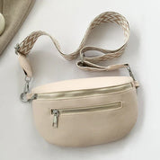 Marsupio beige in pelle con cerniera, tracolla regolabile a zigzag, design elegante e pratico per moda casual e viaggi.