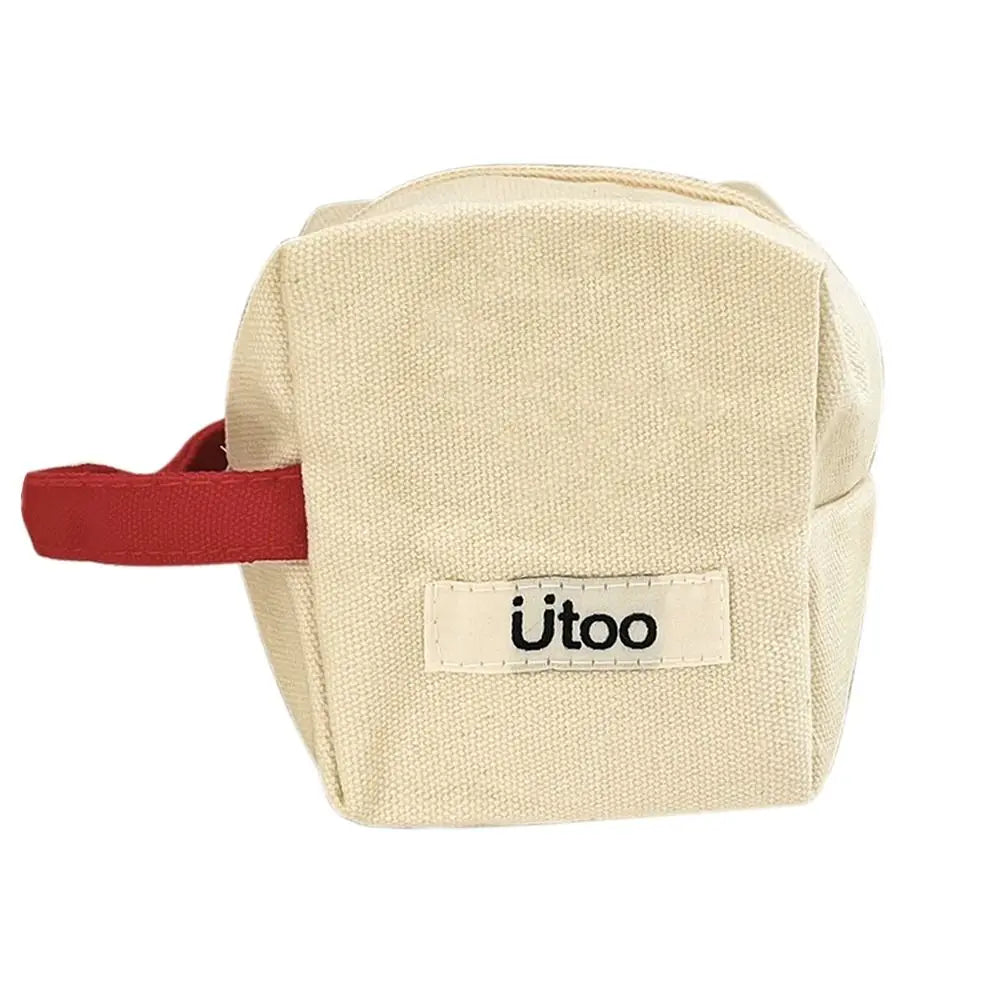 Astuccio beige in tela con manico rosso, marchio "utoo". Ideale per cosmetici o accessori da viaggio. Design compatto e resistente.