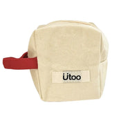 Astuccio beige in tela con manico rosso, marchio "utoo". Ideale per cosmetici o accessori da viaggio. Design compatto e resistente.