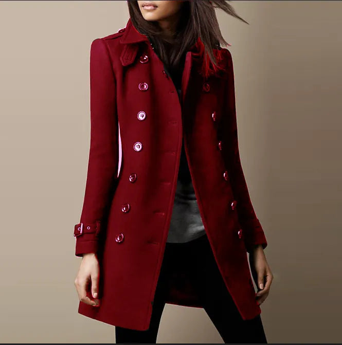 Cappotto donna rosso elegante, doppio petto, bottoni decorativi, taglio lungo, moda autunno inverno, abbigliamento femminile chic.