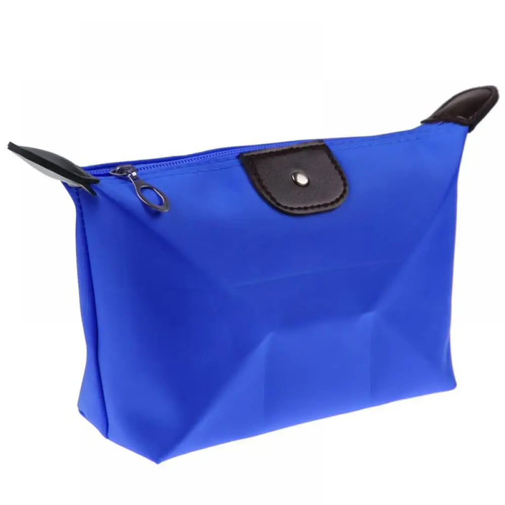Borsa cosmetica blu con cerniera, dettagli in pelle marrone, design elegante e pratico. Ideale per viaggi e organizzazione trucco.