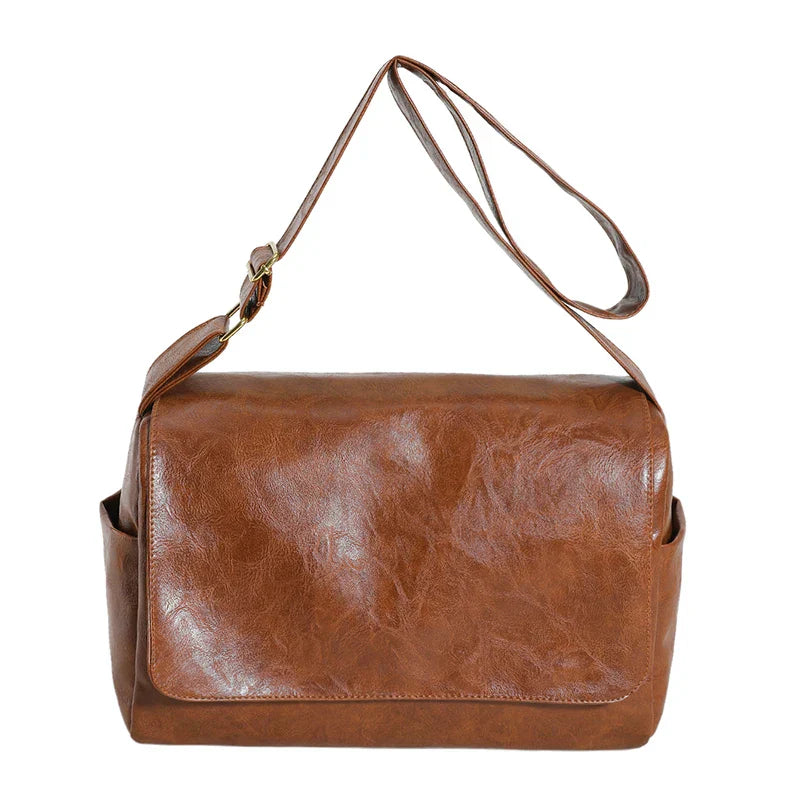 Borsa a tracolla in pelle marrone, design elegante e spazioso, ideale per uso quotidiano. Accessorio moda donna, stile casual chic.