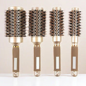 Quattro spazzole rotonde professionali in ceramica e setole, ideali per styling capelli. Design ergonomico, manico antiscivolo. Perfette per saloni.