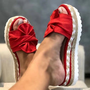 Sandali donna rossi con fiocco, suola platform bianca e dettagli in corda intrecciata. Scarpe estive eleganti e comode per moda casual.