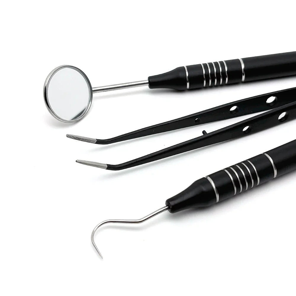Set di strumenti dentali professionali neri, specchietto, pinzette e sonda, acciaio inossidabile, igiene orale, pulizia dentale, accessori odontoiatrici.