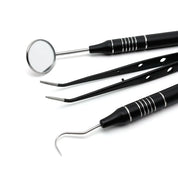 Set di strumenti dentali professionali neri, specchietto, pinzette e sonda, acciaio inossidabile, igiene orale, pulizia dentale, accessori odontoiatrici.
