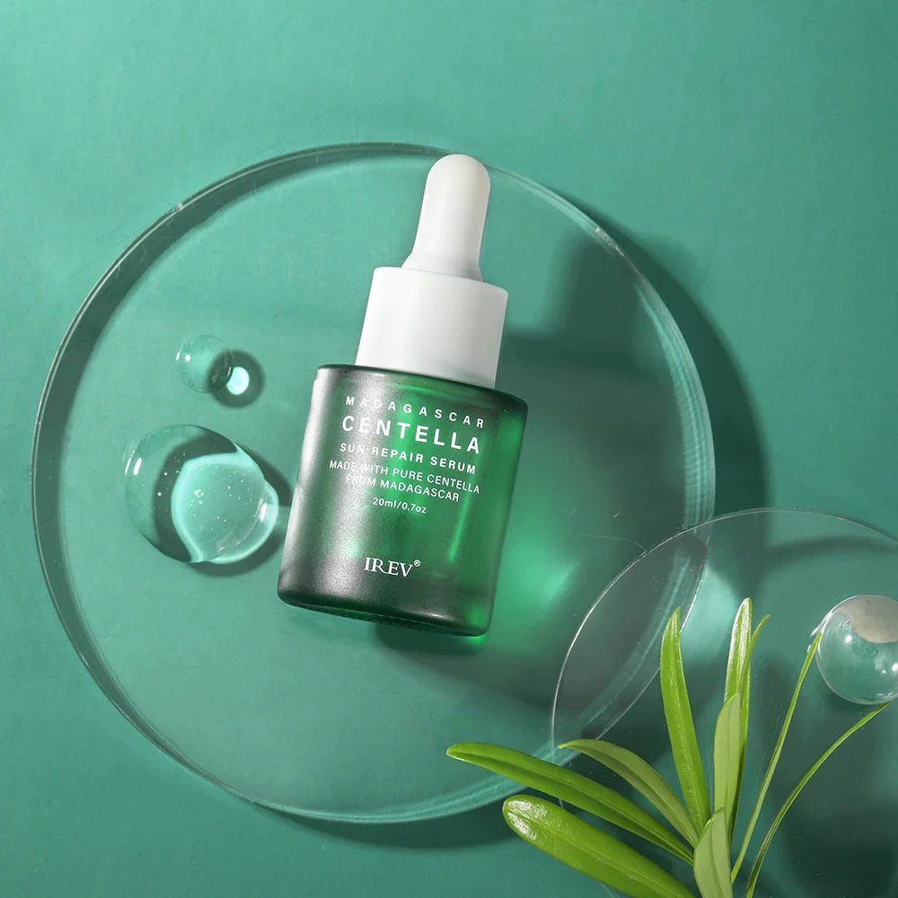 Siero viso Centella Madagascar su piatto di vetro, sfondo verde. Flacone con contagocce, skincare naturale, idratante, riparatore pelle.
