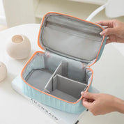 Astuccio da viaggio azzurro con divisori interni regolabili, cerniera superiore, design compatto, ideale per cosmetici e accessori.