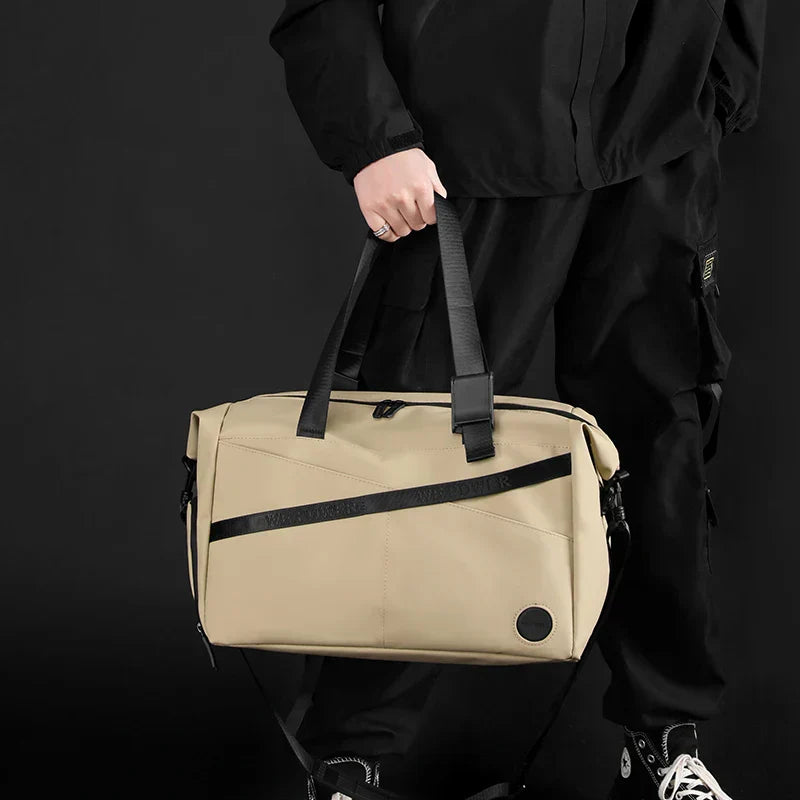 Borsa a tracolla beige unisex, design moderno, manici neri, ideale per viaggi e lavoro. Materiale resistente, stile casual ed elegante.