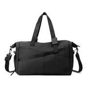Borsone da viaggio nero in tessuto impermeabile, con tracolla regolabile e manici robusti. Design moderno, ideale per sport e weekend fuori porta.