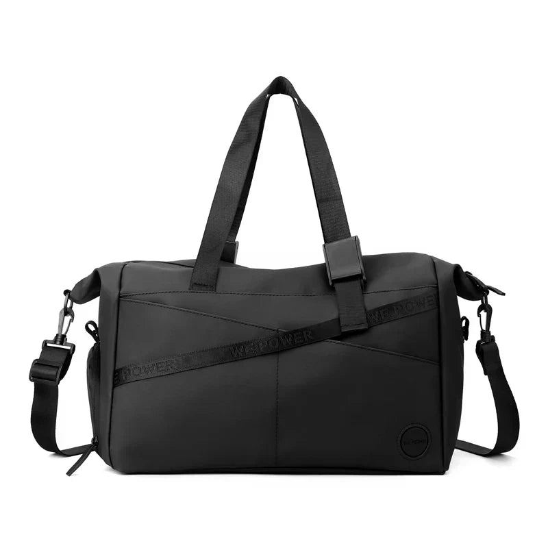 Borsone da viaggio nero in tessuto impermeabile, con tracolla regolabile e manici robusti. Design moderno, ideale per sport e weekend fuori porta.