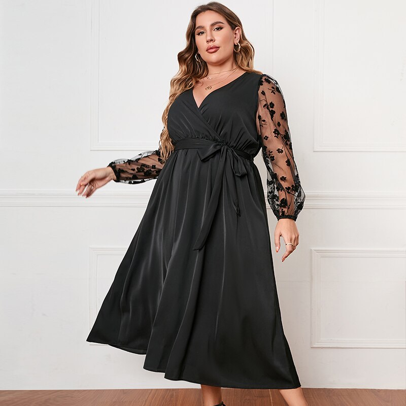 Abito nero elegante taglie forti, maniche lunghe in tulle ricamato, scollo a V, cintura in vita, moda donna, abbigliamento da sera.