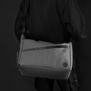Borsa a tracolla grigia unisex, design moderno, tessuto resistente, ideale per lavoro e viaggio. Accessorio moda funzionale e spazioso.