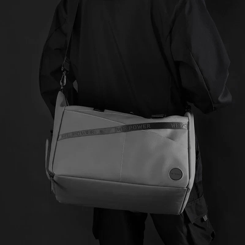 Borsa a tracolla grigia unisex, design moderno, tessuto resistente, ideale per lavoro e viaggio. Accessorio moda funzionale e spazioso.