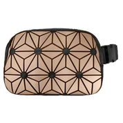 Marsupio geometrico in pelle sintetica marrone, design a triangoli neri, chiusura a zip, cintura regolabile. Accessorio moda unisex elegante.