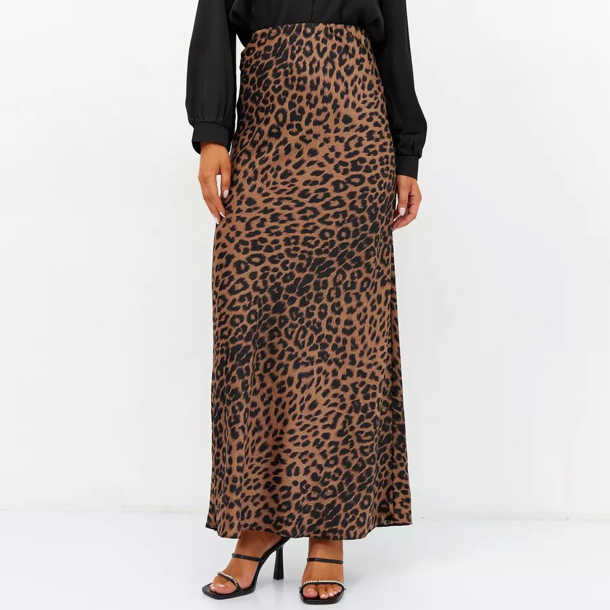Gonna lunga leopardata marrone e nera, donna in camicia nera, moda femminile elegante, abbigliamento casual, tendenza autunno inverno.