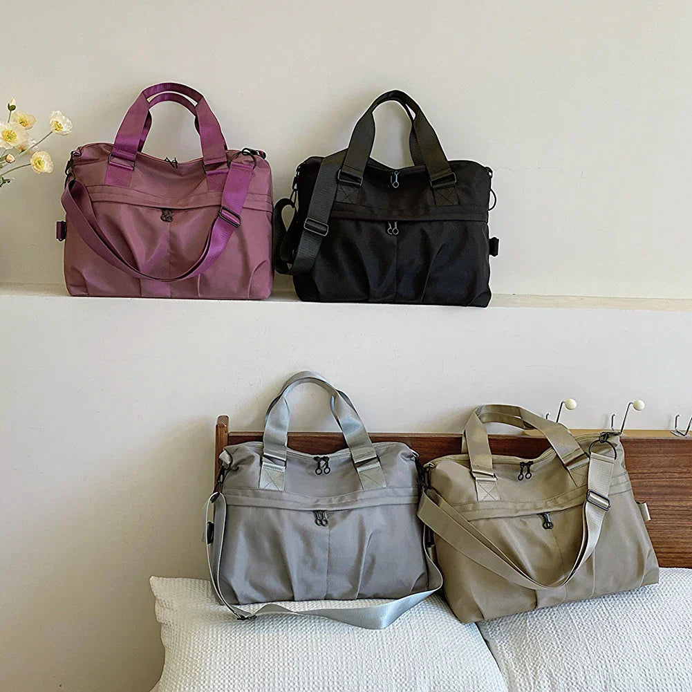 Quattro borse a tracolla in nylon, colori: viola, nero, grigio, beige. Design moderno, resistenti e spaziose, ideali per viaggi e palestra.