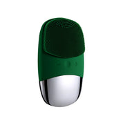 Dispositivo di pulizia viso in silicone verde, ricaricabile, con testina esfoliante e base cromata. Strumento skincare elettrico per pelle luminosa.