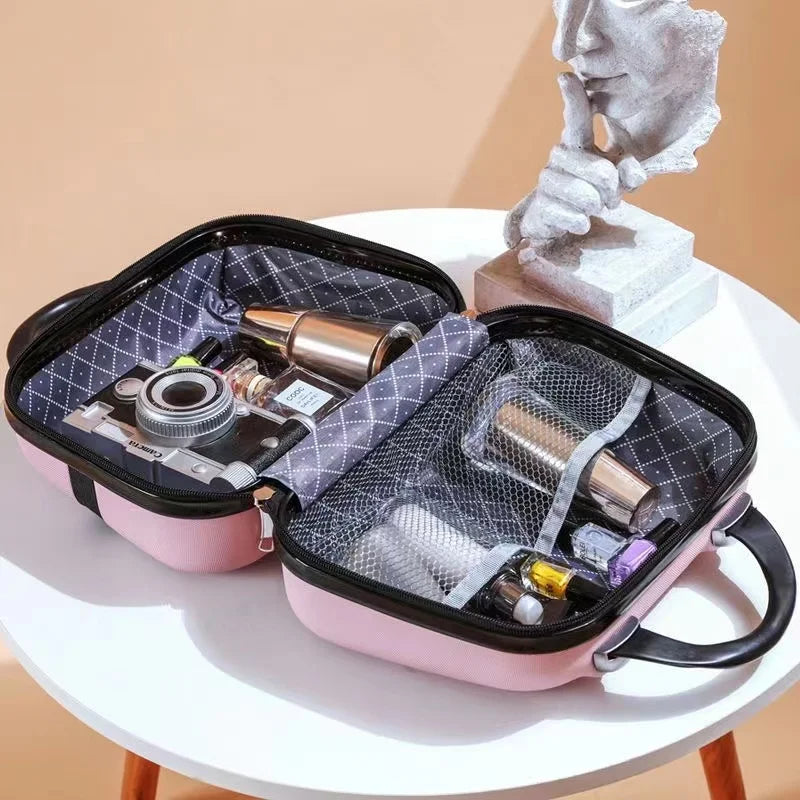 Astuccio da viaggio rosa aperto su tavolo, contenente cosmetici e accessori. Design elegante, ideale per organizzare trucchi e prodotti di bellezza.