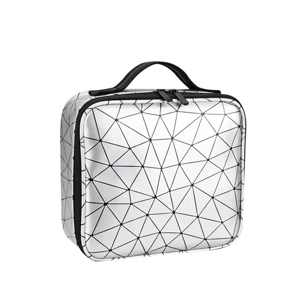 Borsa termica geometrica argento con manico, design moderno a triangoli neri, ideale per pranzo, picnic, viaggio. Accessorio elegante e funzionale.