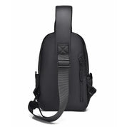 Zaino monospalla nero impermeabile, design moderno, con cerniera laterale e tracolla regolabile. Ideale per viaggi e uso quotidiano.