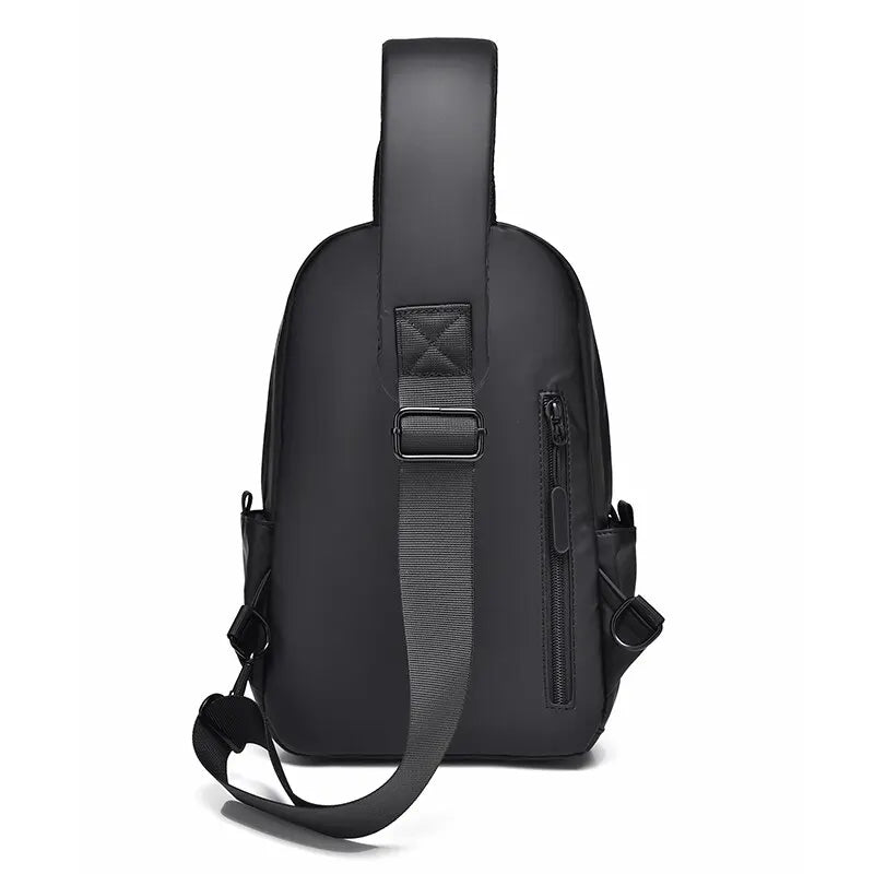 Zaino monospalla nero impermeabile, design moderno, con cerniera laterale e tracolla regolabile. Ideale per viaggi e uso quotidiano.