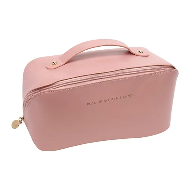 Borsa cosmetica rosa in pelle con manico, chiusura a zip e logo "Rose of No Man's Land". Elegante e pratica per viaggi e organizzazione.