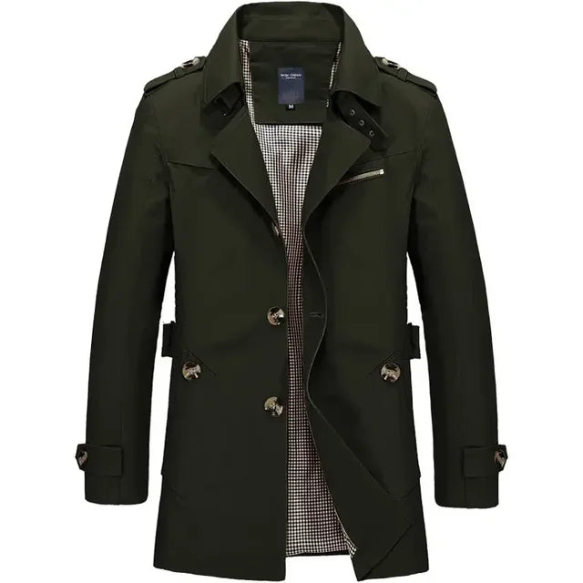 Cappotto trench uomo verde scuro, doppio petto, con cintura, bottoni metallici, tasca con zip, fodera a quadri. Elegante e versatile.