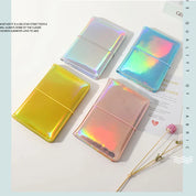 Quattro quaderni A5 in copertina olografica: argento, oro, rosa, blu. Design moderno, perfetti per appunti, scuola, ufficio. Accessori di cancelleria eleganti.