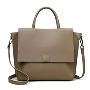 Borsa a tracolla in pelle beige, design elegante e minimalista, con manico superiore e chiusura a patta. Accessorio moda donna, versatile e chic.
