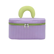 Borsa cosmetica viola con manico verde, chiusura a zip, design moderno. Ideale per viaggi, organizzazione trucco, accessori beauty.