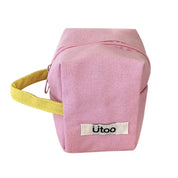 Astuccio rosa in tessuto con manico giallo, chiusura a zip, ideale per scuola o ufficio. Design compatto e pratico. Marca Utoo.
