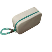 Custodia rigida beige con cerniera verde acqua, design compatto, ideale per protezione accessori elettronici. Portatile e resistente.