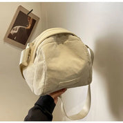 Borsa a tracolla beige in tessuto a coste, design moderno e minimalista, ideale per moda casual. Accessorio versatile per ogni occasione.
