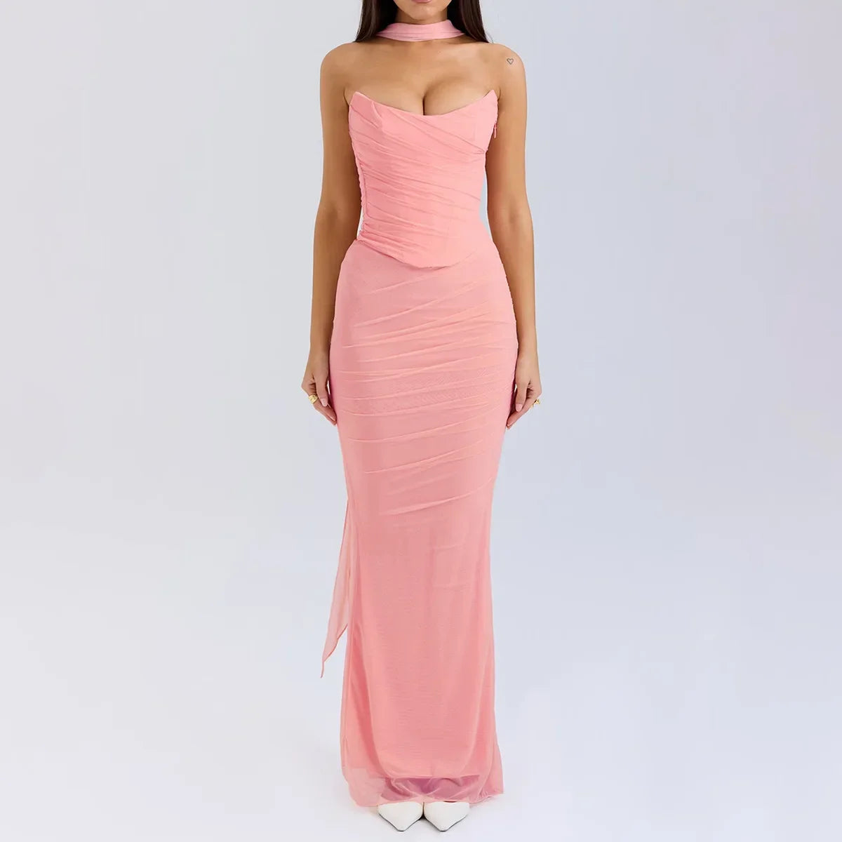 Abito lungo da sera rosa, senza spalline, con scollo a cuore e drappeggio elegante, perfetto per eventi formali e cerimonie.