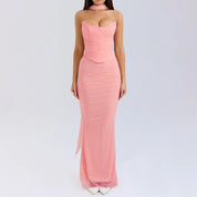 Abito lungo da sera rosa, senza spalline, con scollo a cuore e drappeggio elegante, perfetto per eventi formali e cerimonie.