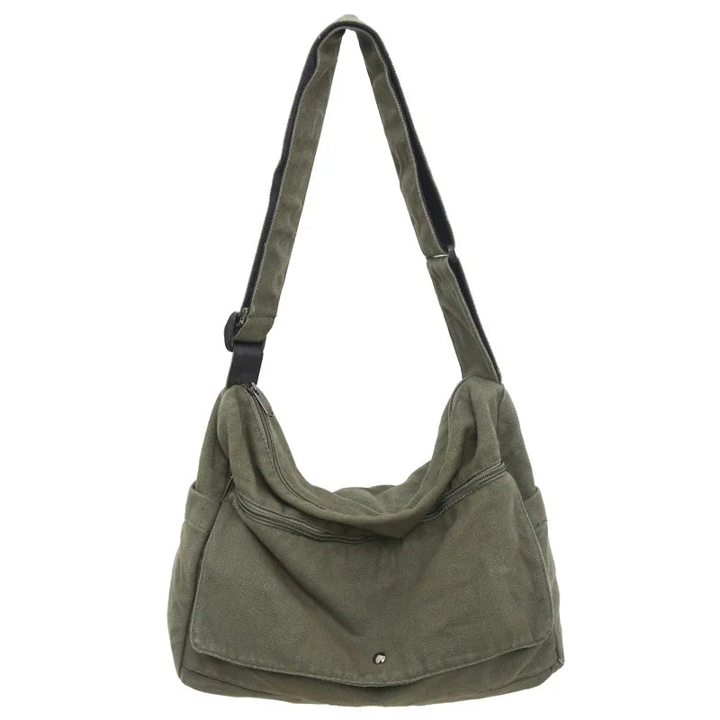 Borsa a tracolla verde oliva in tela, design casual, con tasche multiple e chiusura a zip. Ideale per uso quotidiano e viaggi.