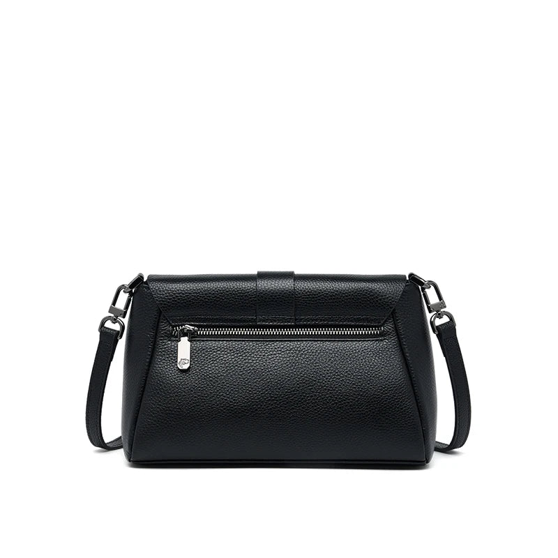 Borsa a tracolla nera in pelle con zip frontale, design elegante e moderno, ideale per donna. Accessorio moda versatile e di tendenza.