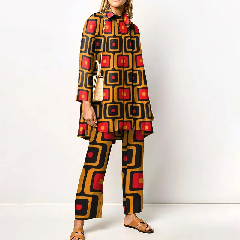 Donna con abito geometrico colorato, cappotto e pantaloni coordinati, borsa a tracolla beige, sandali marroni. Moda autunnale, stile retrò.