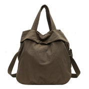 Borsa a spalla in tessuto marrone, design casual e capiente, ideale per uso quotidiano. Accessorio moda donna, stile versatile e pratico.