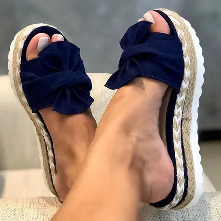 Sandali estivi donna con zeppa in corda, fiocco blu, suola bianca antiscivolo. Scarpe moda casual eleganti, comode per passeggiate estive.