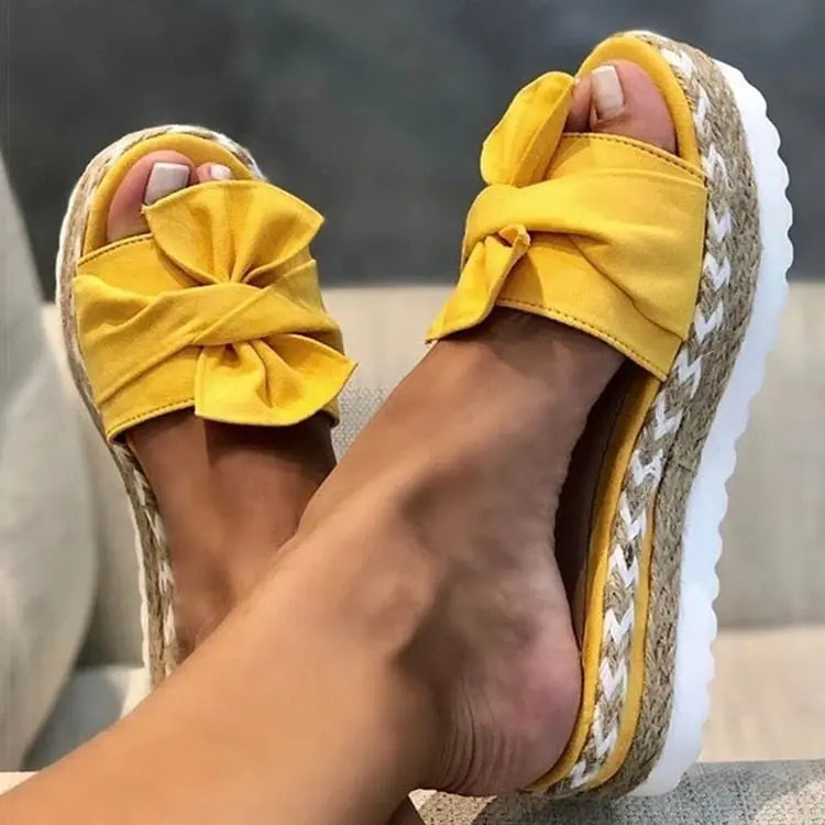 Sandali estivi donna con zeppa in corda, fiocco giallo, suola bianca antiscivolo. Scarpe moda casual, comode e trendy per l'estate.