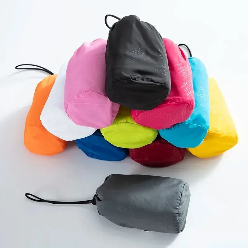 Sacchetti impermeabili colorati, compatti e leggeri, ideali per viaggi e attività outdoor. Disponibili in vari colori vivaci.